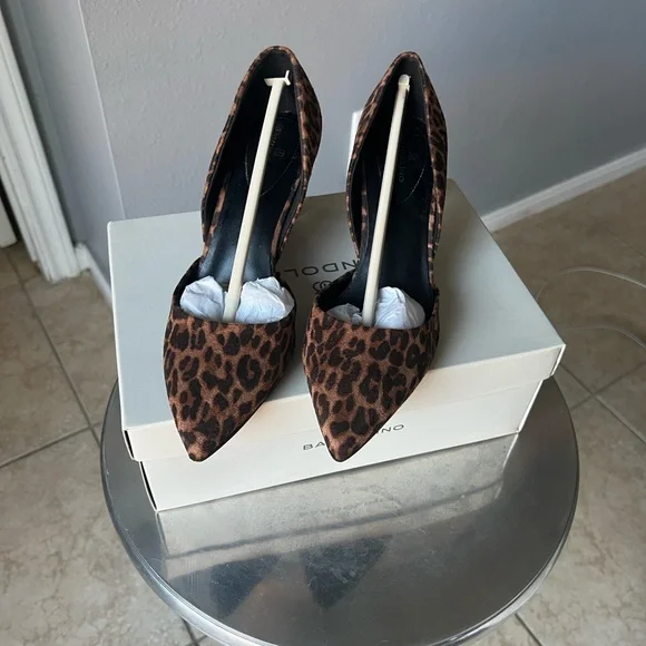 Bandolino Grenow Pointed Toe Pumps - Picture 2 of 7